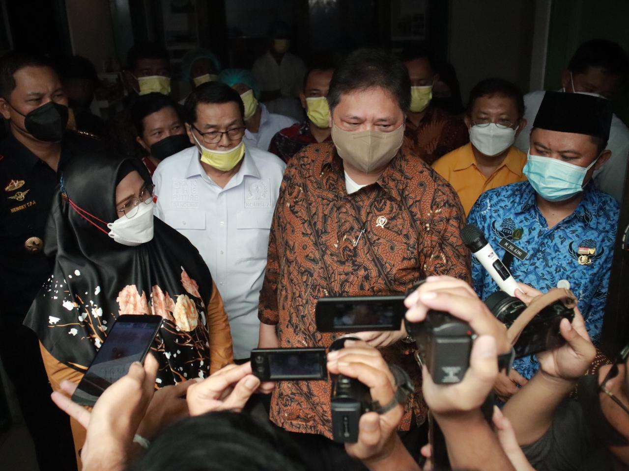 Menko Airlangga  Hartarto turun langsung untuk ikut menyalurkan BT-PKLWN kepada perwakilan penerima manfaat di Sleman, Yogyakarta