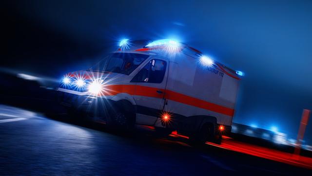 Usai Bersenggolan, Mobil Mewah yang Halangi Ambulans Ngejar Sampai RS