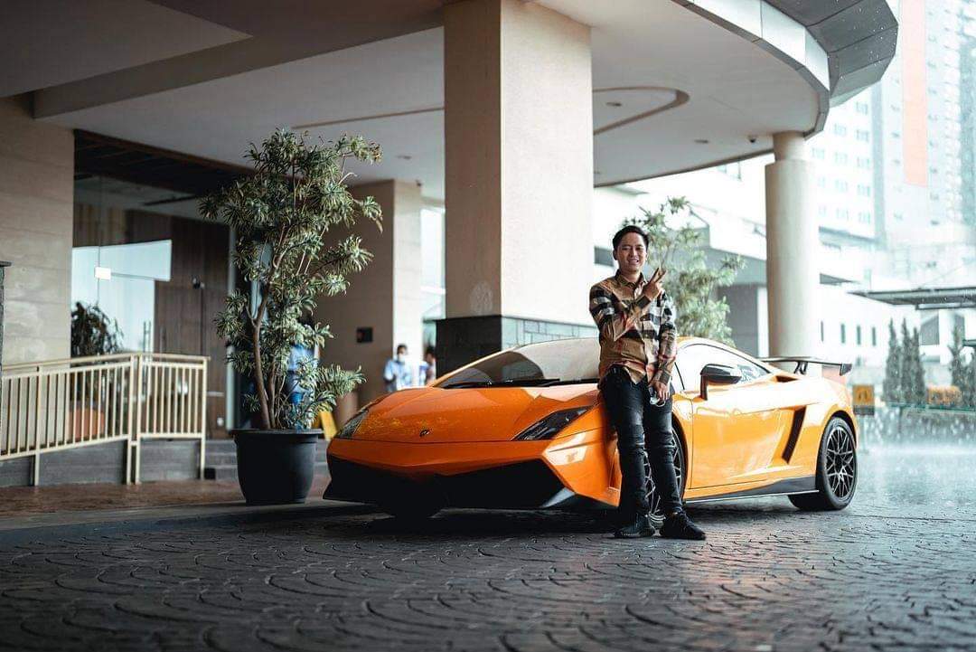Doni Salmanan dengan mobil sport yang dihasilkan dari trader
