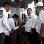 TUTUP AKTIVITAS: Ketua Dekopinwil Jawa Barat, Nurodi bersama jajarannya saat menggembok ulang Sekretariat Dekopinwil Jalan Soekarno - Hatta Bandung, Rabu (16/3).
