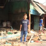 Okky di depan toko miliknya yang hancur ditabrak oleh pelaku tabrak lari, Jl. Margaasih, Kabupaten Bandung, Jumat (4/3). (Arvy Resvianty/Jabar Ekspres)