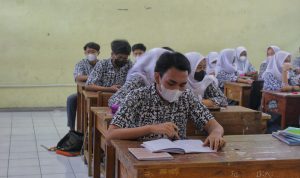 Murid SMAN 21 Kota Bandung tengah melaksanakan Pembelajaran Tatap Muka (PTM). (Deni/Jabar Ekspres)