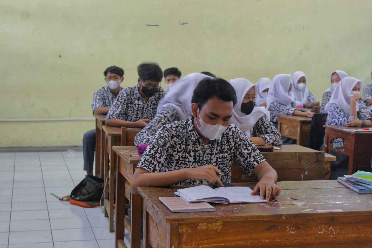 Murid SMAN 21 Kota Bandung tengah melaksanakan Pembelajaran Tatap Muka (PTM). (Deni/Jabar Ekspres)