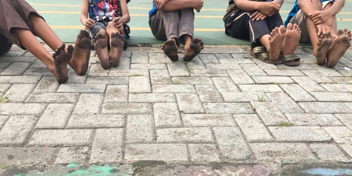 Tampak kaki anak-anak Marunda yang menghitam karena menginjak debu Batu bara.