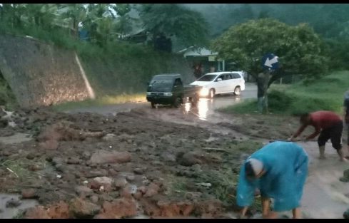 TPT Ambruk di area Jalan Tebing Boma, Kecamatan Pamulihan, Kabupaten Sumedang ambruk akibat diguyur hujan deras.