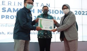 Kepala Dinas Lingkungan Hidup Jabar Prima Mayaningtias menyerahkan penghargaan kepada para pegiat lingkungan yang berinovasi dan berhasil kurangi sampah, Selasa (8/3/2022).