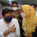 Menko Airlangga Hartarto dihampiri warga ketika membagikan bantuan program BT-PKLW