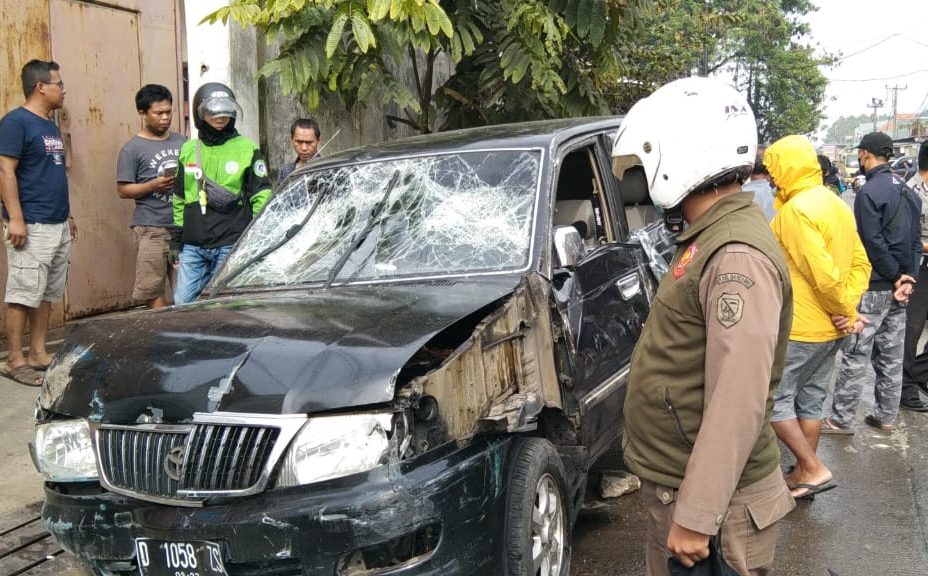 Mobil Kijang berwarna hitam tersebut menyenggol sebuah motor tepatnya di dekat Pasar Dimensi dengan kecepatan tinggi.