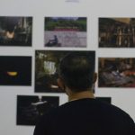 Pengunjung melihat foto yang dipajang pada Pameran Fotografi Arus Waktu di Dermond, Jalan Sumbawa, Bandung, Rabu (23/3). (Dok. Dimas Rachmatsyah)