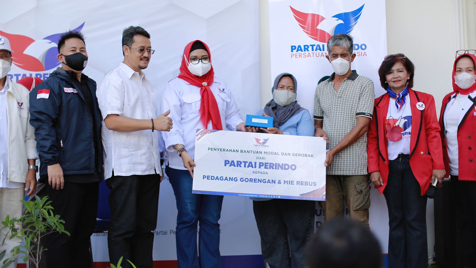 Partai Perindo meluncurkan kembali program berbagi Gerobak Partai Perindo yang kali ini ditambah dengan program modal usaha guna membantu ekonomi rakyat.