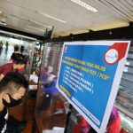 Calon penumpang pesawat menunjukan surat hasil tes PCR di Terminal 2, Bandara Soekarno-Hatta. (Dery Ridwansah/JawaPos.com)