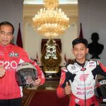 Salah satu pebalap belia binaa Astra Honda berfoto bareng presiden Joko Widodo