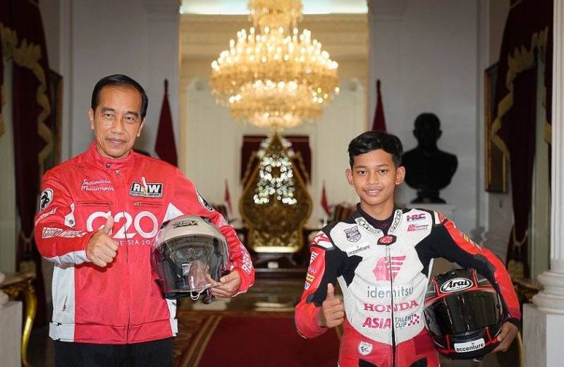 Salah satu pebalap belia binaa Astra Honda berfoto bareng presiden Joko Widodo