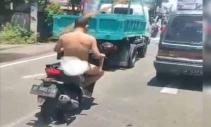Video Polisi Telanjang Naik Motor di Jalan Bikin Heboh, Langsung Dibawa ke RSJ