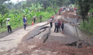 Setelah sempat amblas beberapa waktu lalu Jalan Cireki di Kecamatan Tomo Kabupaten Sumedang kini Amblas Lagi akibat tergerus air hujan.