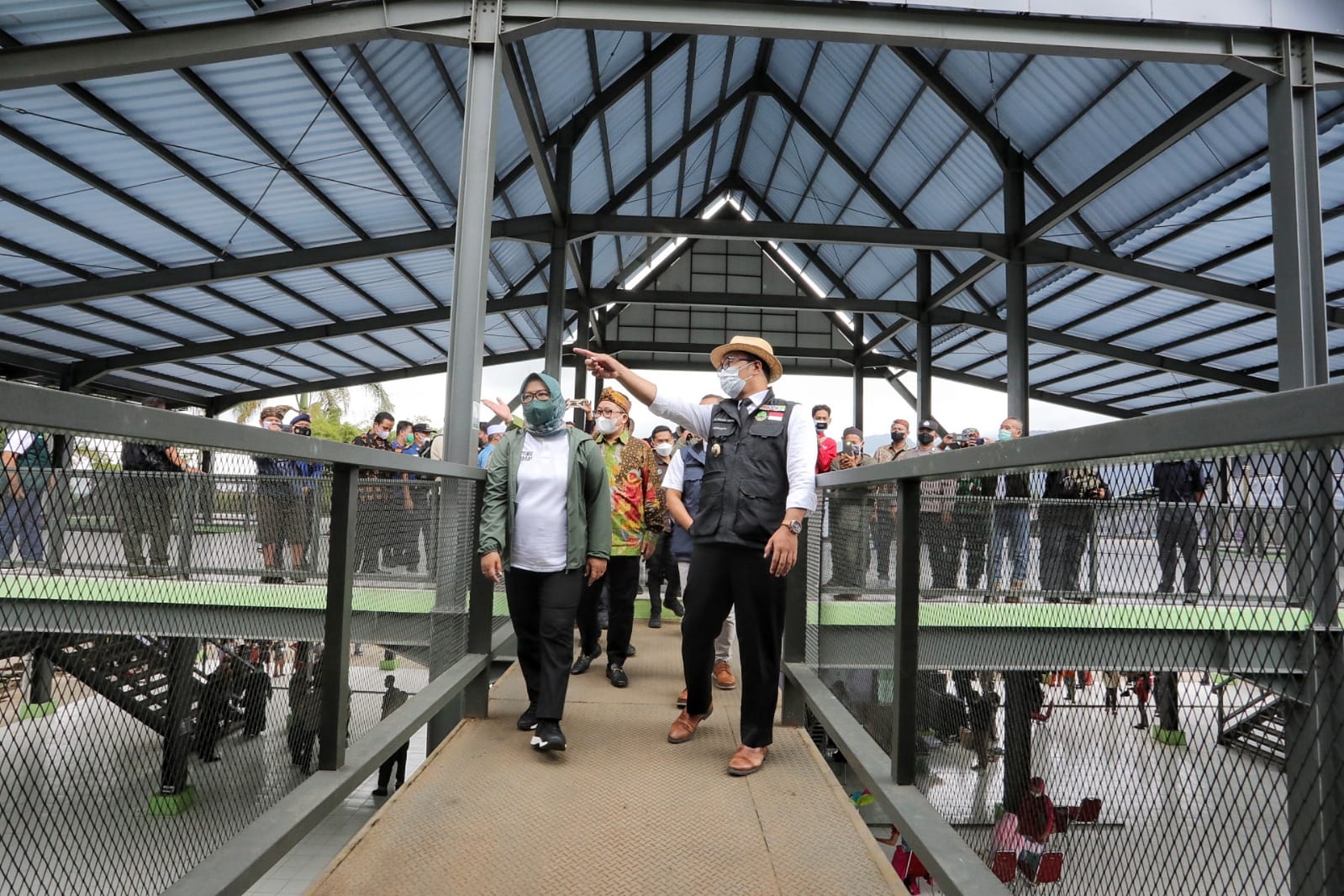 PASAR JUARA: Gubernur Jabar Ridwan Kamil dan Bupati Bogor Hj Ade Yasin memeriksa kondisi bangunan pasar yang baru saja direvitalisasi.