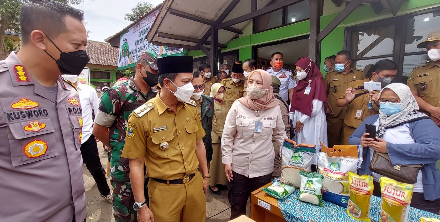 Bupati Bandung Pantau Pendistribusian OPM Minyak Goreng di Banjaran