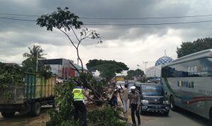 Akibat Kecelakaan Lalu Lintas, Jalan Raya Bandung Garut Alami Kemacetan Hingga 2 km Lebih