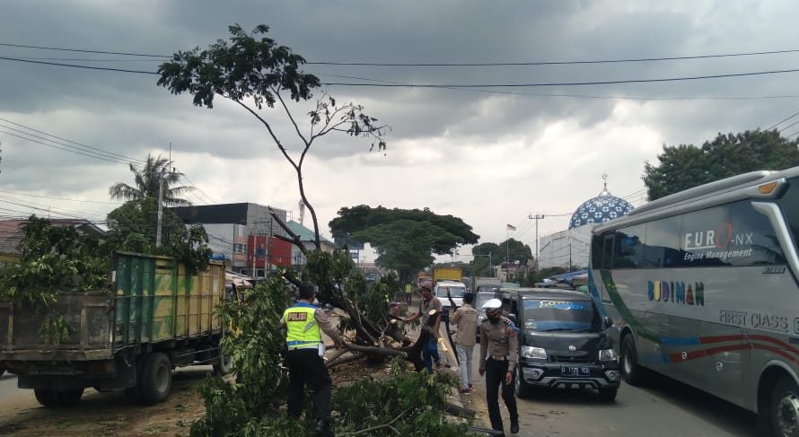 Akibat Kecelakaan Lalu Lintas, Jalan Raya Bandung Garut Alami Kemacetan Hingga 2 km Lebih