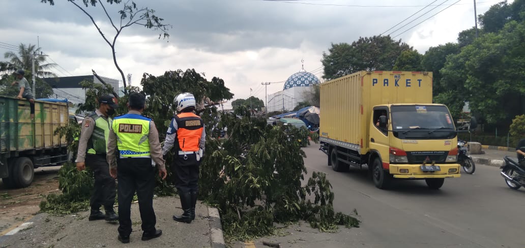 Akibat Kecelakaan Lalu Lintas, Jalan Raya Bandung Garut Alami Kemacetan Hingga 2 km Lebih