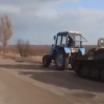 Tank Rusia diangkut petani Ukraina dengan traktor (twitter)