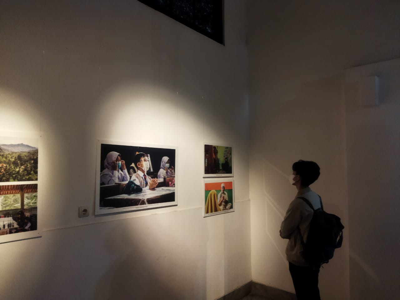 PAMERAN: Pengunjung mengamati salah satu karya dalam pameran foto bertajuk '731' yang digelar PFI Bandung di Gedung Indonesia Menggugat, pada Rabu (2/3). (Foto: Nizar/Jabar Ekspres)