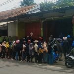 Antrean warga demi membeli minyak goreng di sebuah kios yang berlokasi di Jalan Raya Parakan Muncang, Desa Sindang Galih, Kecamatan Cimanggung, Kabupaten Sumedang. (Jabar Ekspres)