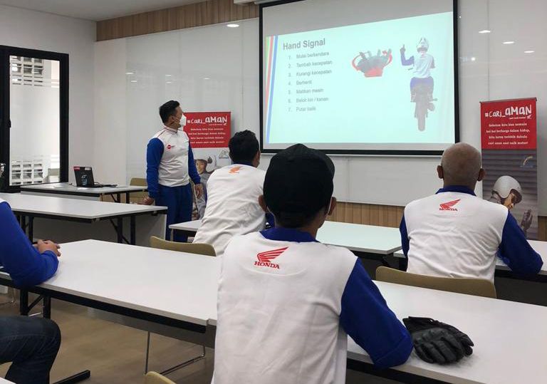 Perwakilan dari komunitas motor Honda di bawah naungan Ikatan Motor Honda Bandung (IMHB) mengikuti pelatihan keselamatan berkendara di Gedung Safety Riding Center.