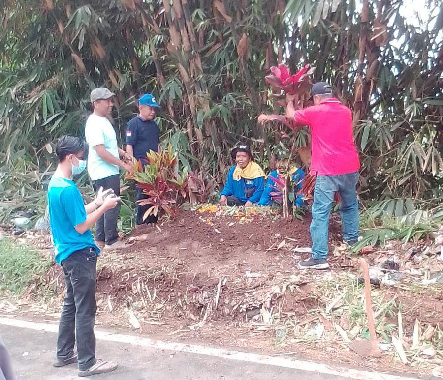 Kuburan buatan organisasi Gempa dan KSB Cimanggung untuk takuti pelaku pembuang sampah.