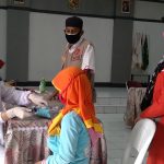 Seorang tenaga kesehatan tengah memeriksa kondisi anak peserta vaksin di Balai Desa Sindangpakuon, Kecamatan Cimanggung, Kabupaten Sumedang. (Jabar Ekspres)
