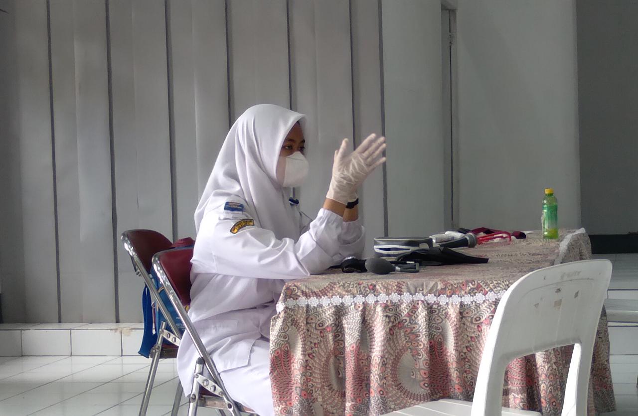 Petugas tenaga kesehatan Puskesmas Cimanggung tengah menunggu peserta vaksinasi di Balai Desa Sindangpakuon, Kecamatan Cimanggung, Kabupaten Sumedang. (Jabar Ekspres)