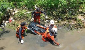 Seorang warga ditemukan tewas usai terseret arus banjir akibat dari tanggul jebol di Rancaekek Kulon yang menkibatkan terhanyut