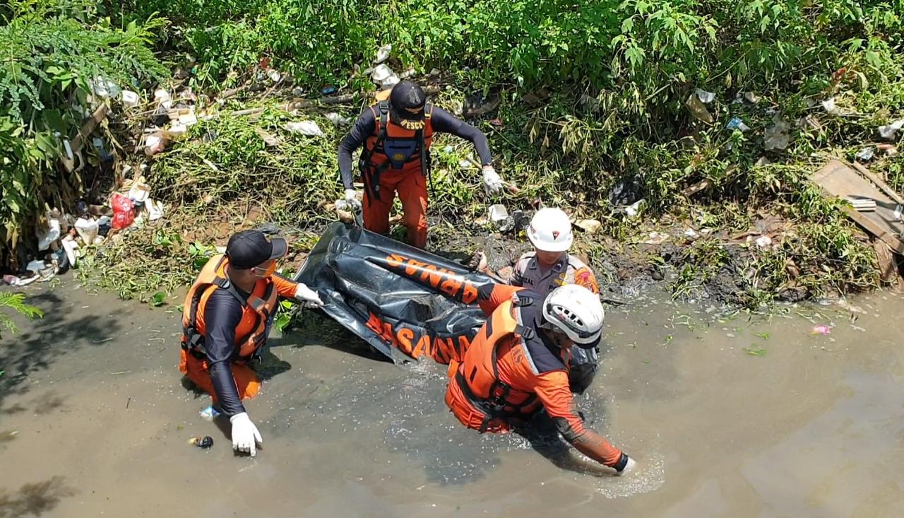 Seorang warga ditemukan tewas usai terseret arus banjir akibat dari tanggul jebol di Rancaekek Kulon yang menkibatkan terhanyut