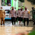 Kapolresta Bandung Kombes Pol Kusworo Wibowo kunjungi korban banjir Dayeuhkolot di Gedung PMI Kampung Bojongasih Desa Dayeuhkolot, Kecamatan Dayeuhkolot, Kabupaten Bandung, Jawa Barat, Senin (14/3).