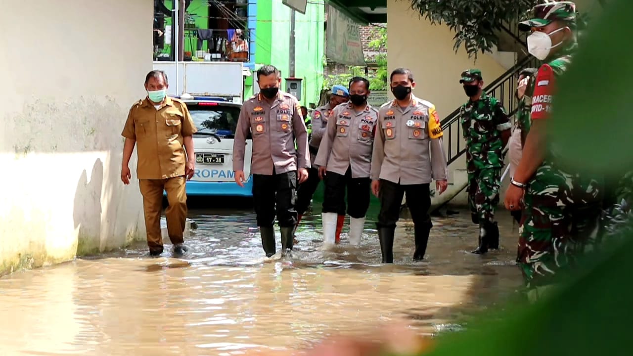 Kapolresta Bandung Kombes Pol Kusworo Wibowo kunjungi korban banjir Dayeuhkolot di Gedung PMI Kampung Bojongasih Desa Dayeuhkolot, Kecamatan Dayeuhkolot, Kabupaten Bandung, Jawa Barat, Senin (14/3).