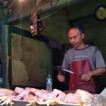 Penjual daging ayam di Pasar Parakan Muncang, Kecamatan Cimanggung, Kabupaten Sumedang. (Jabar Ekspres)