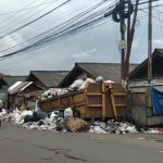 Tumpukan sampah di TPSS Pasar Parakan Muncang, Kecamatan Cimanggung, Kabupaten Sumedang. (Jabar Ekspres)
