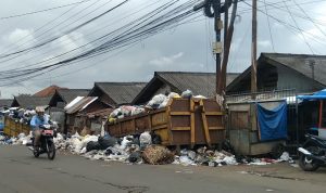 Tumpukan sampah di TPSS Pasar Parakan Muncang, Kecamatan Cimanggung, Kabupaten Sumedang. (Jabar Ekspres)