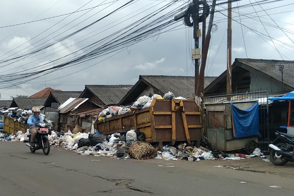 Tumpukan sampah di TPSS Pasar Parakan Muncang, Kecamatan Cimanggung, Kabupaten Sumedang. (Jabar Ekspres)