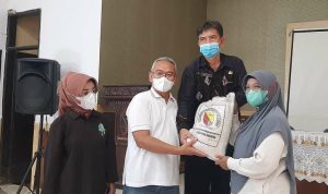 Ketua TP PKK Kabupaten Bandung Emma Dety Supriatna bersama Kepala Dinas Pangan dan Perikanan Kabupaten Bandung Ina Dewi Kania menyalurkan bantuan beras sebanyak 12,5 ton kepada korban banjir di Kecamatan Rancaekek dan kecamatan lainnya.
