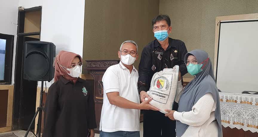 Ketua TP PKK Kabupaten Bandung Emma Dety Supriatna bersama Kepala Dinas Pangan dan Perikanan Kabupaten Bandung Ina Dewi Kania menyalurkan bantuan beras sebanyak 12,5 ton kepada korban banjir di Kecamatan Rancaekek dan kecamatan lainnya.