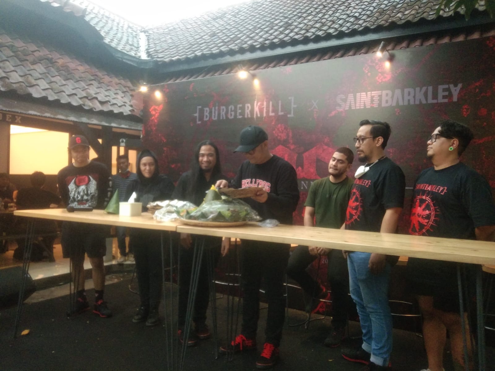 UCAPAN RASA SYUKUR: Gitaris Burgerkill, Agung Hellffog memotong tumpeng sebagai tanda syukur telah berusia 25 tahun, serta berhasil merilis produk sepatu hasil kolaborasi dengan Saint Barkley Shoes.