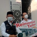 Gubernur Jawa barat, Ridwan Kamil (kanan) bersama Presiden Direktur PT SCG Indonesia, Chakkapong Yingwattanathawom (kiri) saat meresmikan toilet dan MCK canggih dan ramah lingkungan di Pasirluyu, Kota Bandung. Selasa (29/3) sore. (Foto: Sandi Nugraha/Jabar Ekspres)