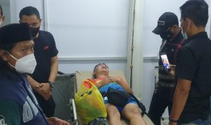 Korban pemukulan oleh anggota Polres Sumedang, Husni Nursyaf, 36, wartawan Metro TV terbaring di RSUD Sumedang.
