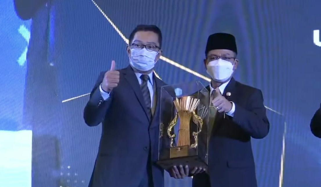 Gubernur Jawa Barat Ridwan Kamil memberikan penghargaan langsung sebagai Kabupaten Terbaik ke III Penyusunan Rencana Kerja Perangkat Daerah (RKPD) kepada Dadang Supriatna pada event Penghargaan Pembangunan Daerah (PPD) Tingkat Provinsi Jawa Barat 2022.