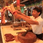 Pedagang daging sapi di pasar tradisional. (Arvi/Jabar Ekspres)