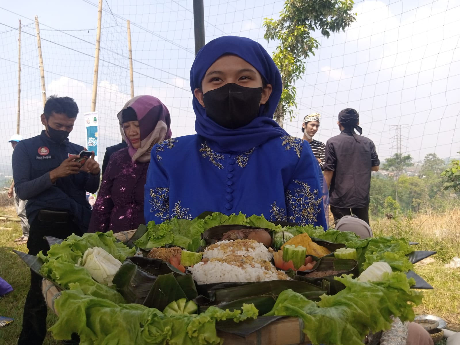 NASI LIWET: Seorang warga Desa Citali Nova Oktaviani menunjukan nasi liwet yang dibawanya pada acara Gebyar Desa Citali Sumedang.