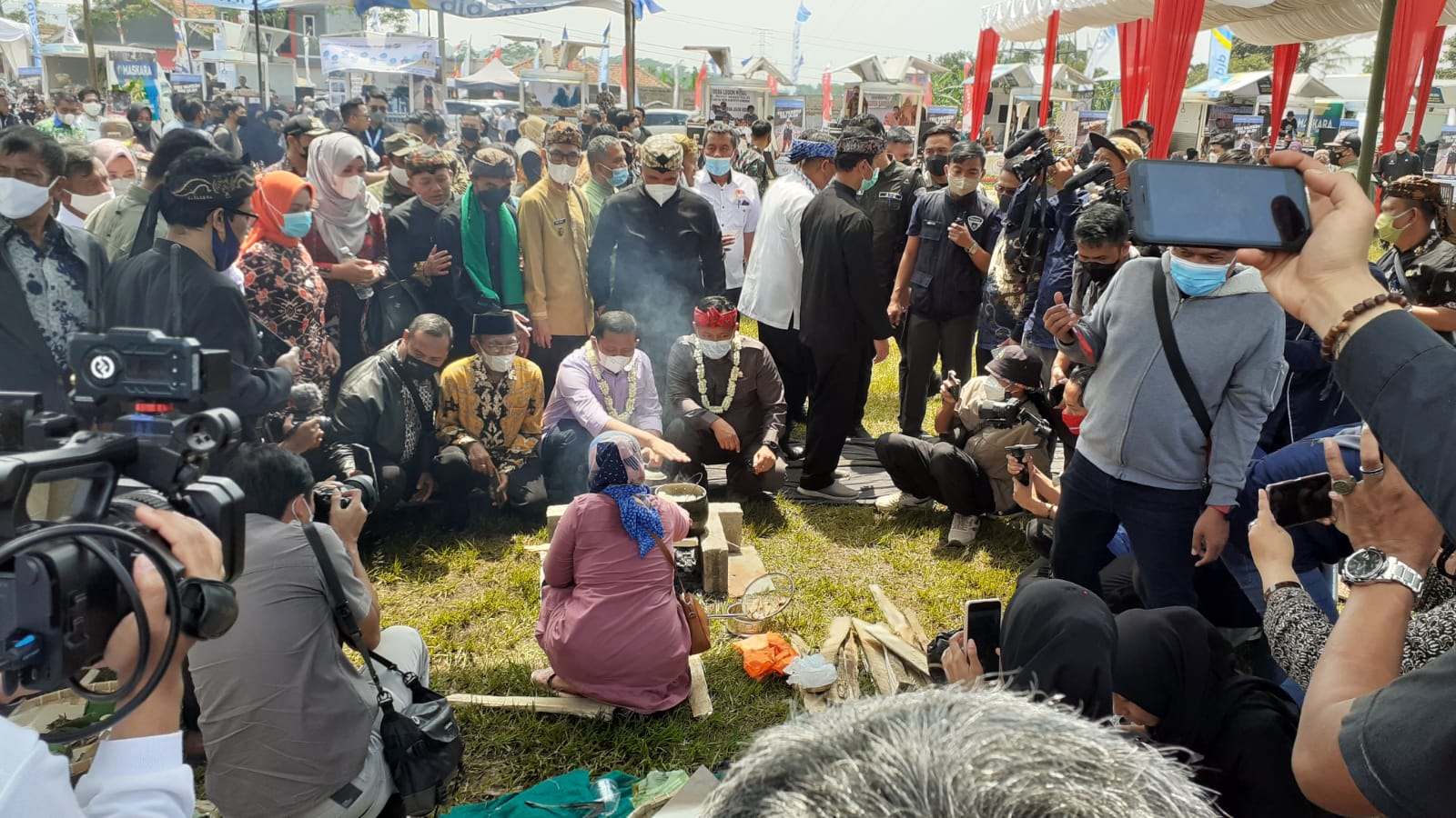 GEMBRONG LIWET: Warga Desa Citali, Pamulihan, Kabupaten Sumedang melakukan tradisi makan bersama untuk menyambut Bulan Suci Ramadan.