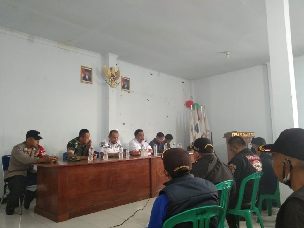 Muspika Majalaya, Badan Kesbangpol Kabupaten Bandung langsung turun tangan memediasi antara Kades Padamulya dan HRD PT Sungai Indah Joe.