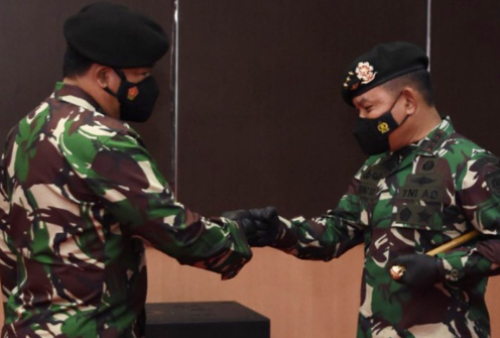 oleh Kepala Staf TNI Angkatan Darat (Kasad) Jenderal TNI Dudung Abdurachman Perkenalkan seragam TNI AD baru (fin)